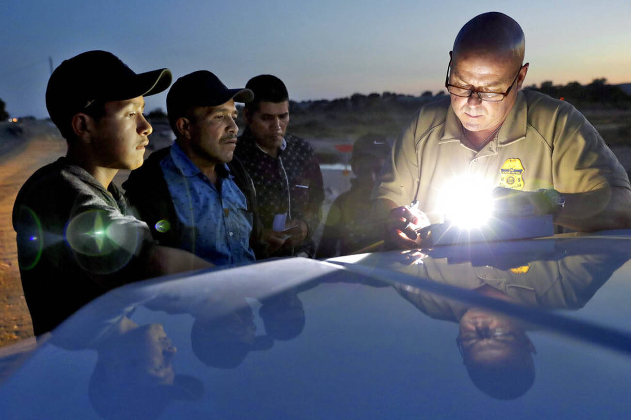 El ICE arresta y deporta a menos personas