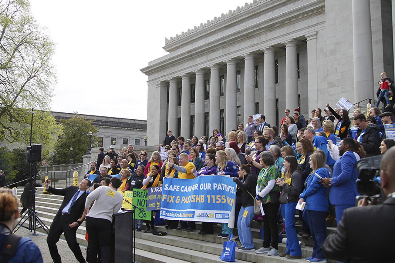 Proyecto de ley de enfermería aprobado con medidas controvertidas eliminadas.