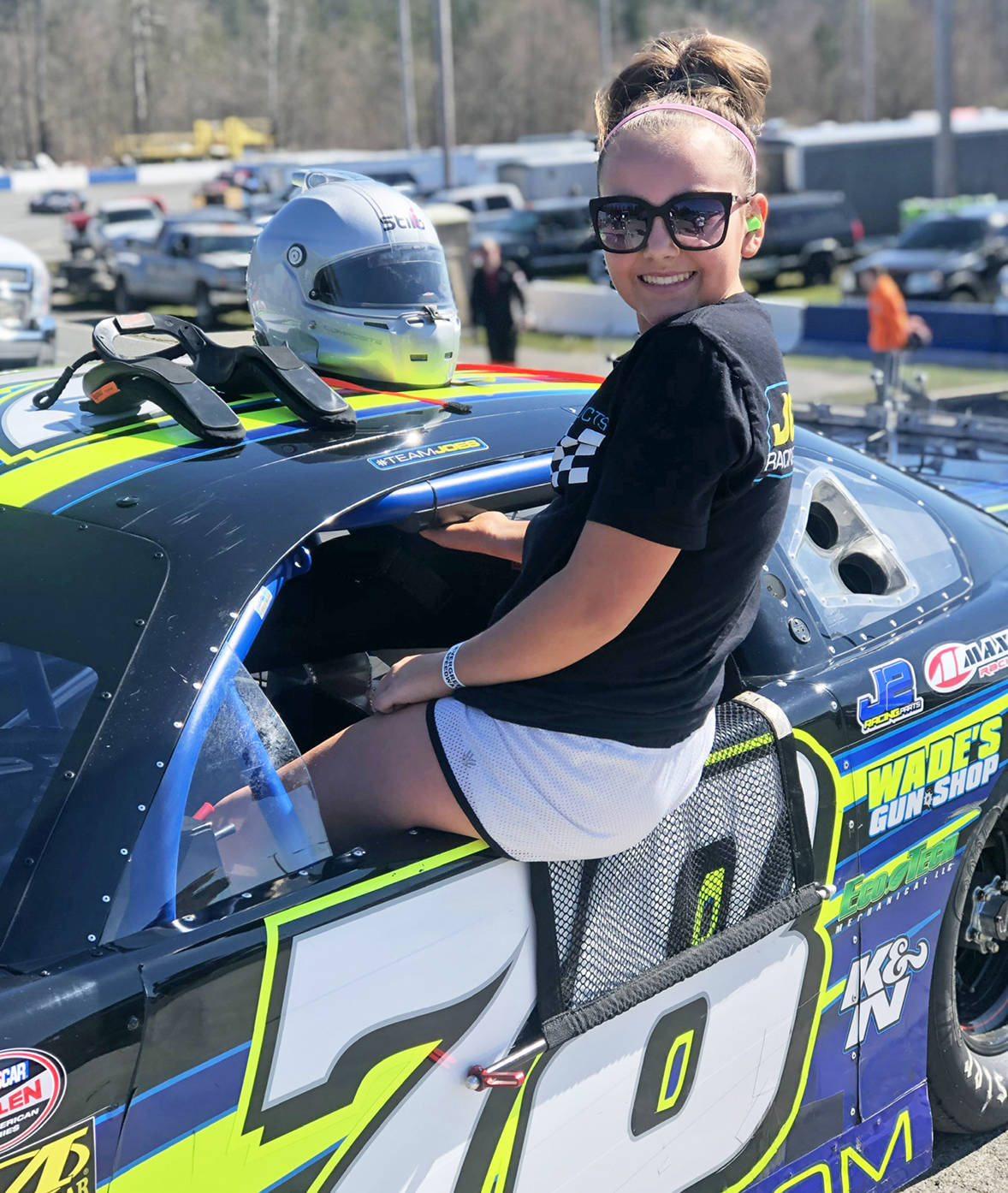 Haley Constance se sube al auto de Super Late Models de NASCAR conducido por su padre, Joe Constance, mientras ayuda a prepararse para una carrera. Aún con solo 13 años, se ha estado haciendo un nombre en los circuitos de carreras junior del Pacífico Noroeste en los últimos años.