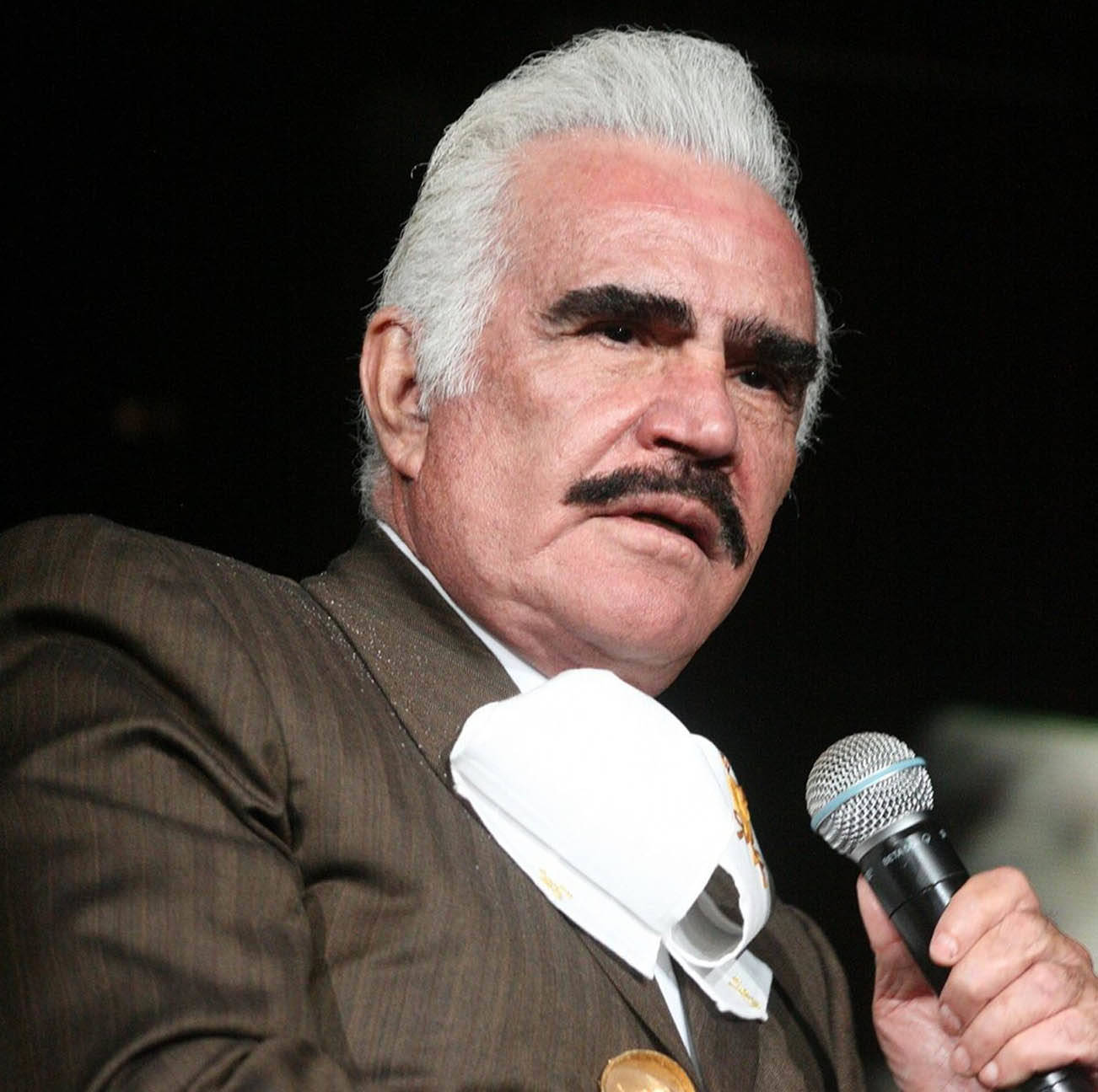 Tunden a Chente en redes por homofobia