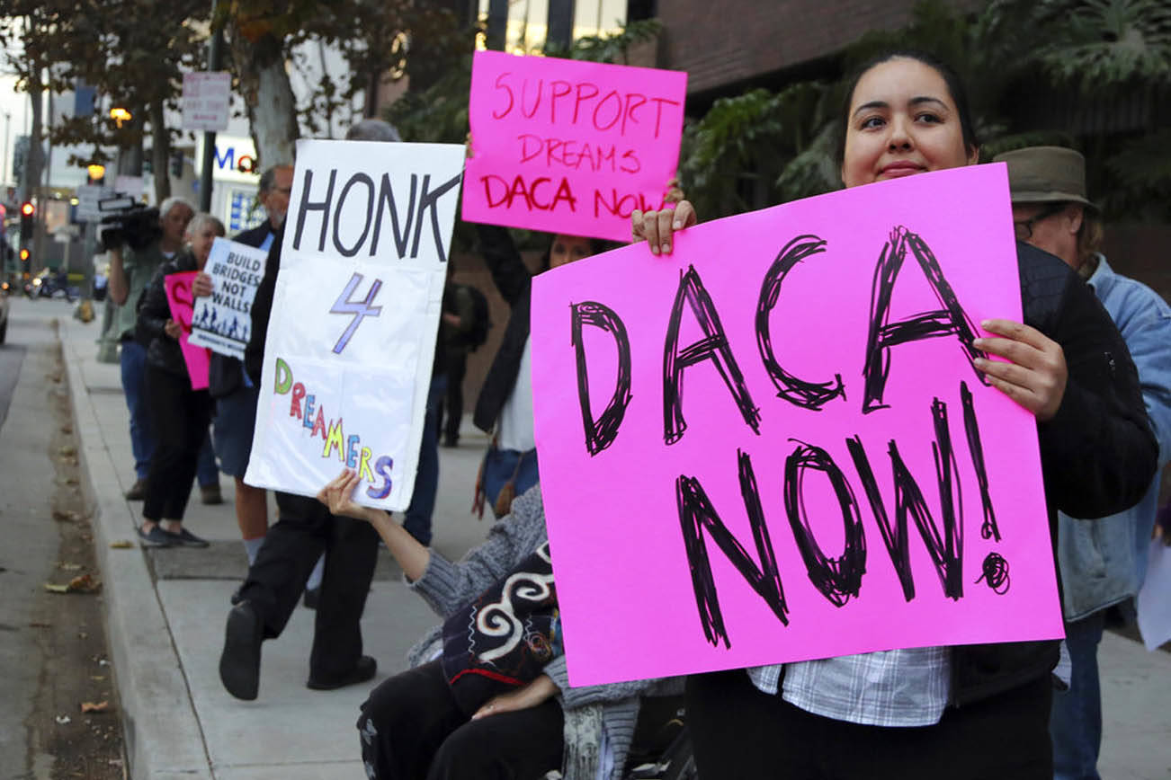 Receptora de DACA y líder de la comunidad se registra simbólicamente para postularse al Concejo Municipal Yakima, protestando el sistema de inmigración roto