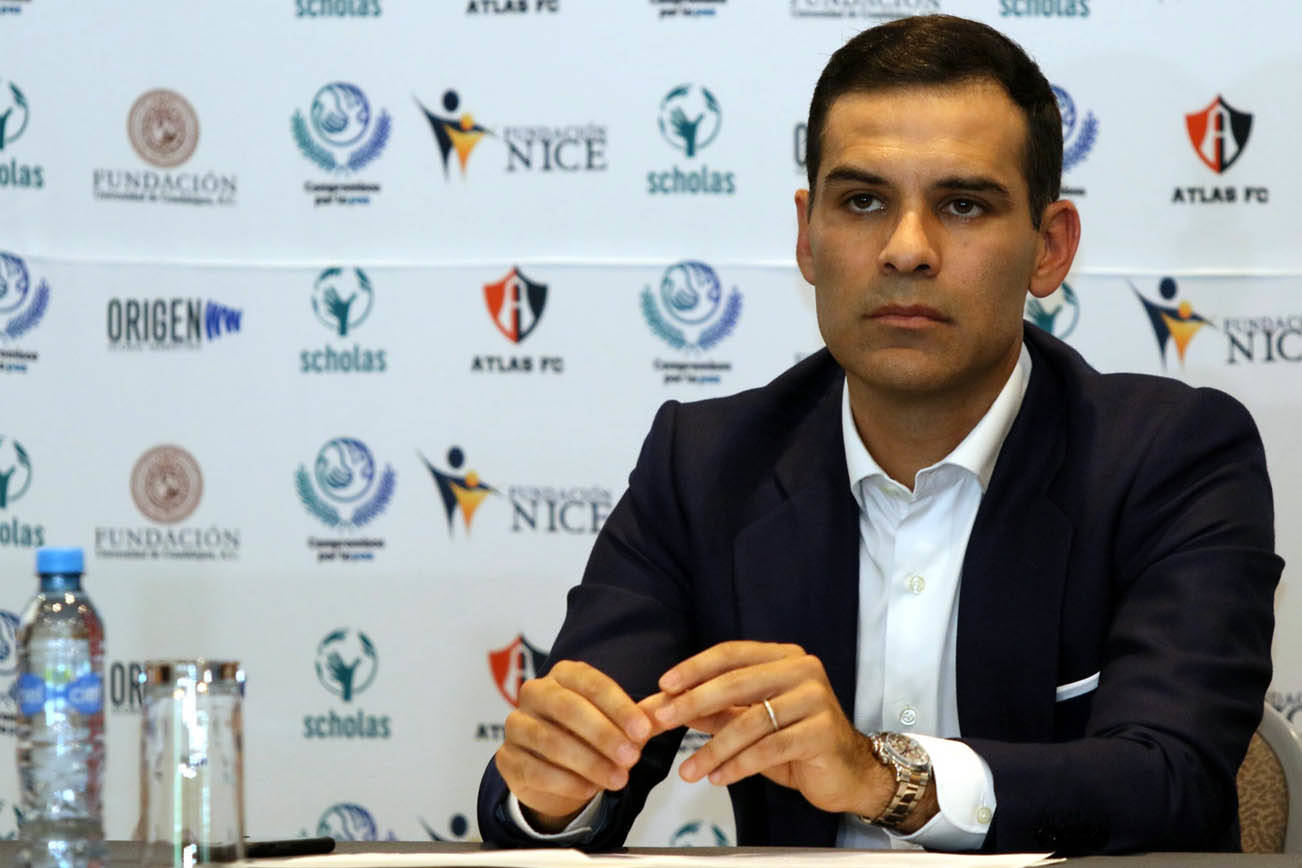 Se queda Márquez pegado al balón