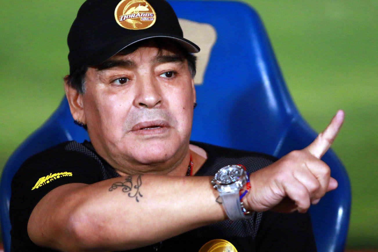 Alza la mano Maradona para el United