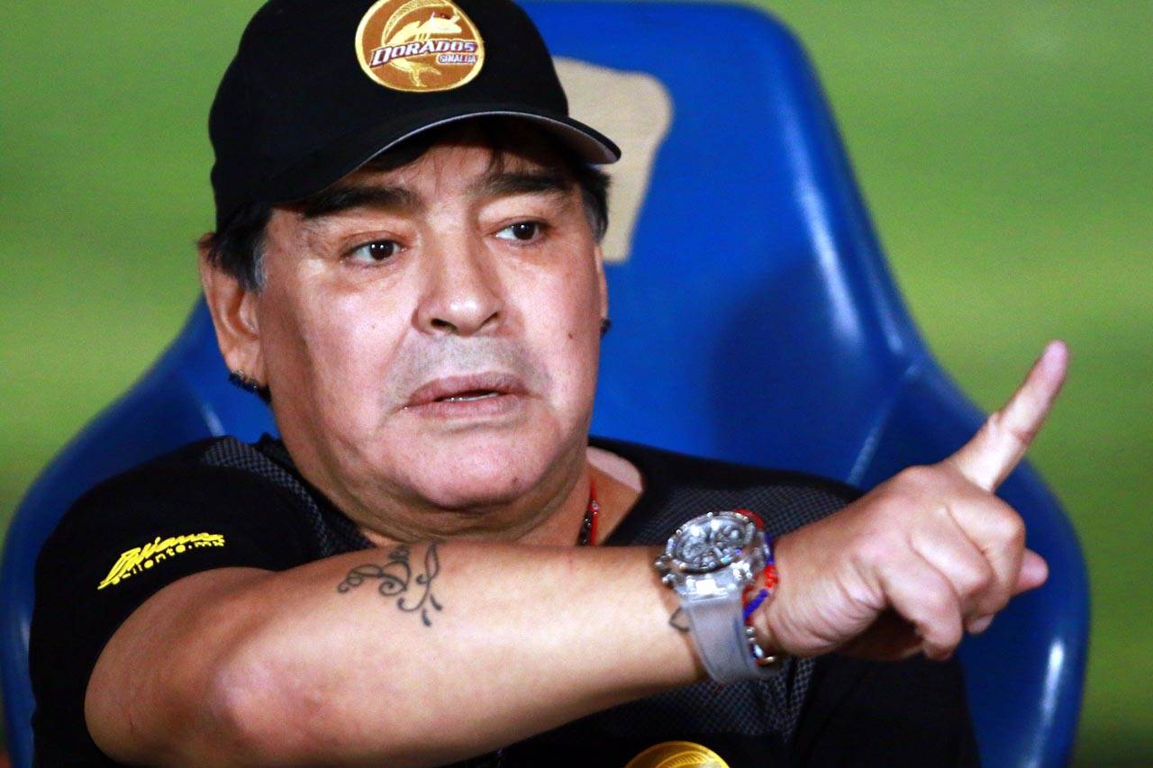 Alza la mano Maradona para el United