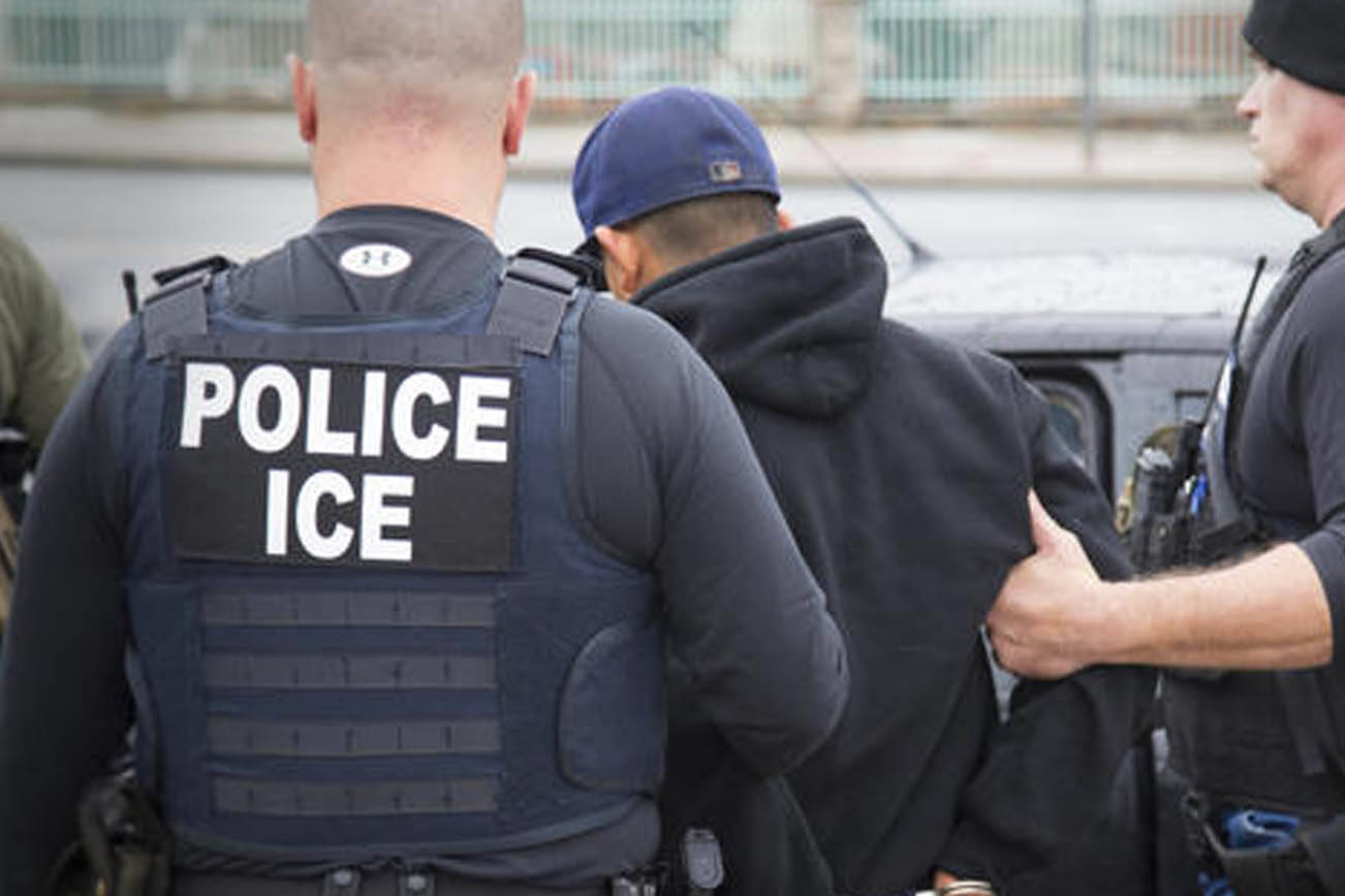 La policía vino con un agente de inmigración a la casa de un amigo