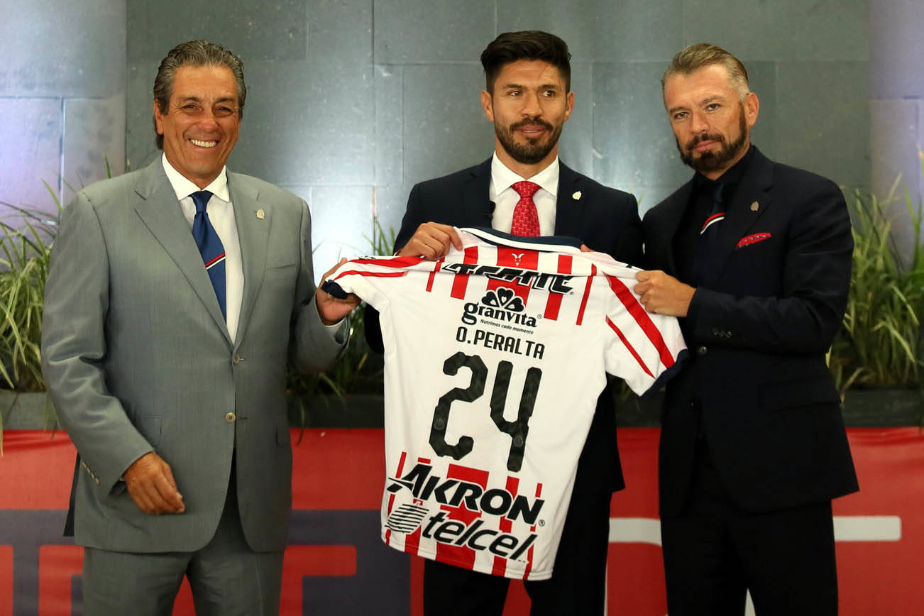 Presentan Chivas a Oribe Peralta
