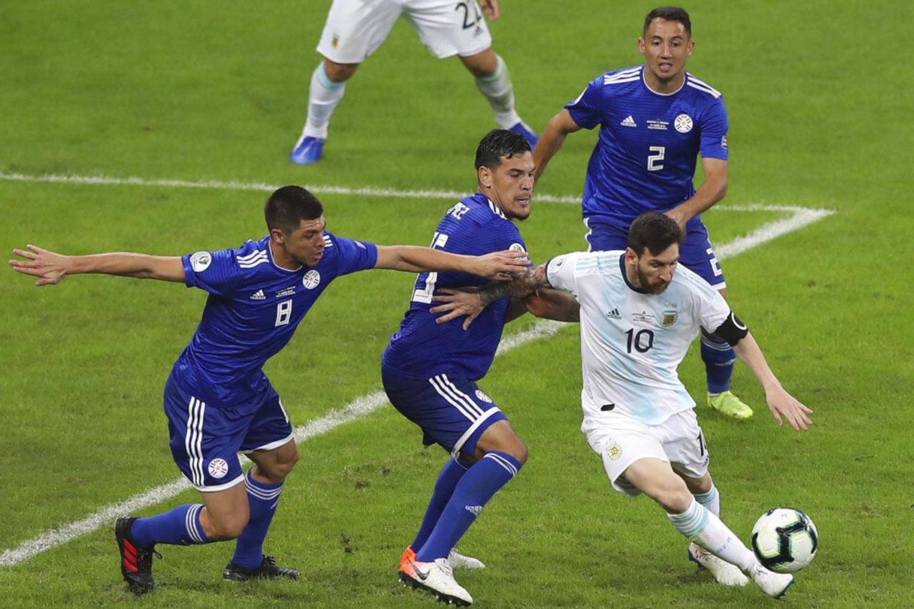 Messi y Armani salvan a Argentina de una hecatombe