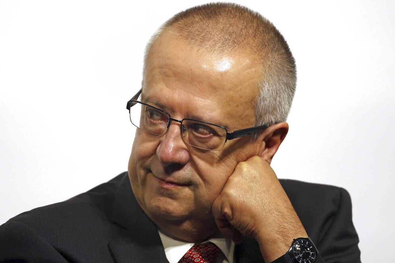 Renuncia secretario de Hacienda de México, acusa injerencias