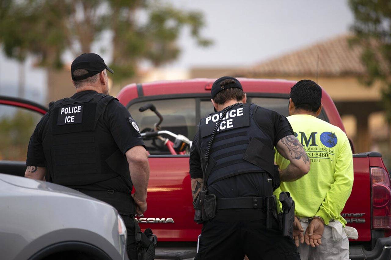 Trump amplía autoridad para deportar migrantes rápidamente