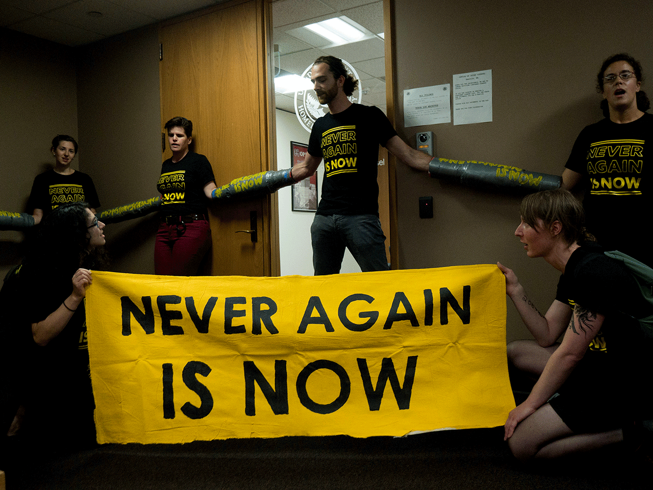 Exijen dignidad, seguridad, y libertad afuera de ICE en Seattle