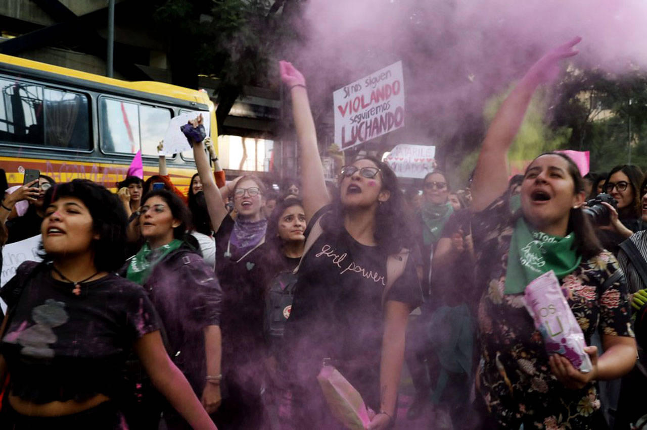 Mujeres en la ciudad de México protestan contra presuntas violaciones policiales