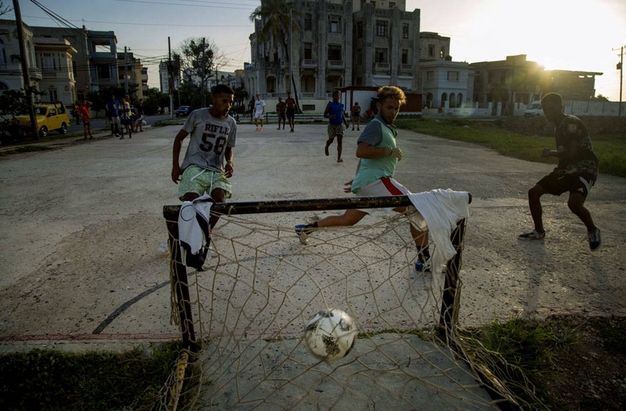 Jóvenes juegan fútbol en el barrio del Vedado de La Habana, Cuba, el 18 de agosto de 2019. Hace seis décadas, Estados Unidos implementó un embargo contra Cuba con el objetivo de sofocar la economía y derribar al gobierno comunista, sin embargo, según muchos expertos. en cambio dañó a la población al tiempo que generaba resiliencia. (Foto AP / Ismael Francisco)