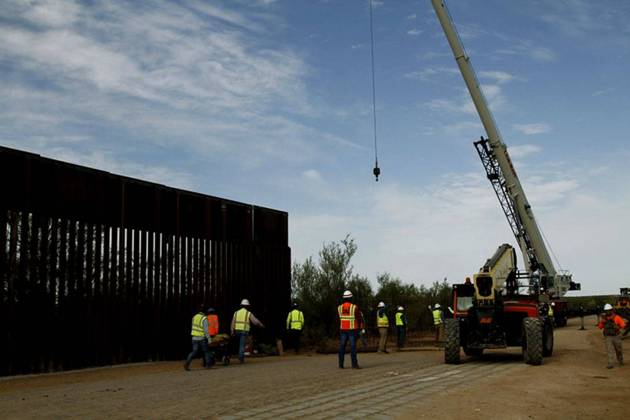 Inicia en Arizona construcción de muro con fondos militares