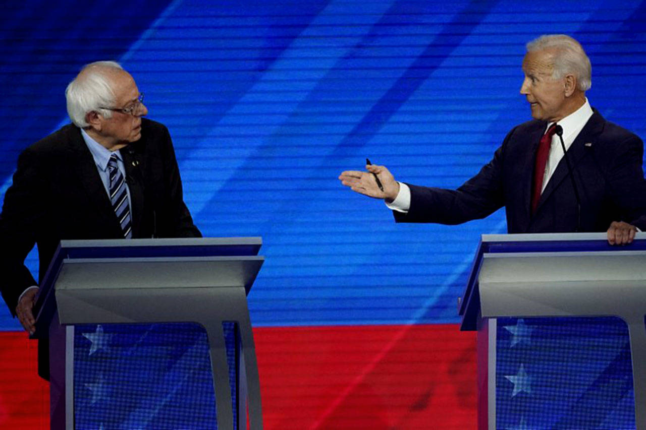 Precandidatos demócratas chocan intensamente en 1er debate