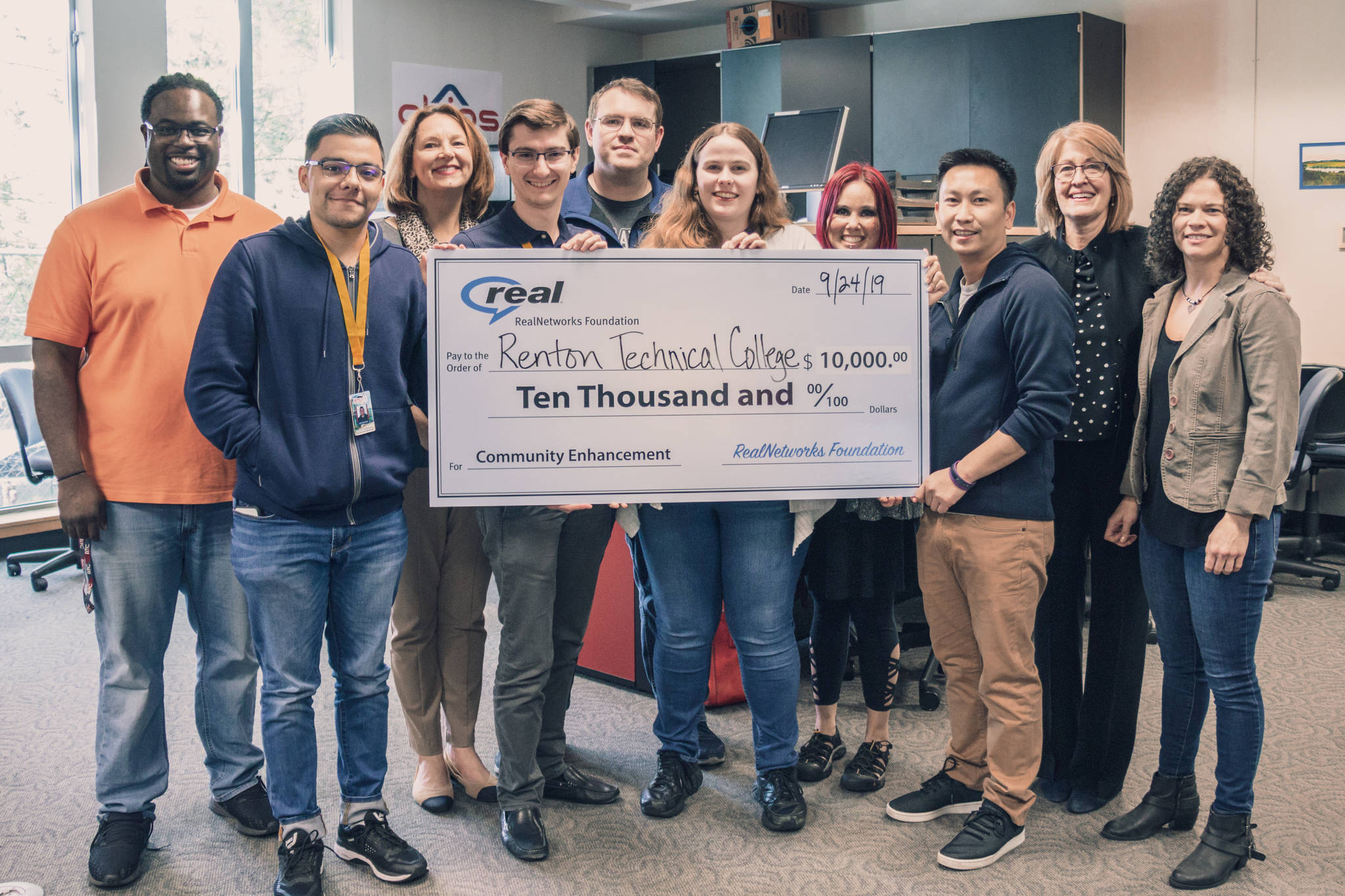 Estudiantes de RTC obtienen beca de RealNetworks Foundation para iniciar programa de préstamos para computadoras portátiles