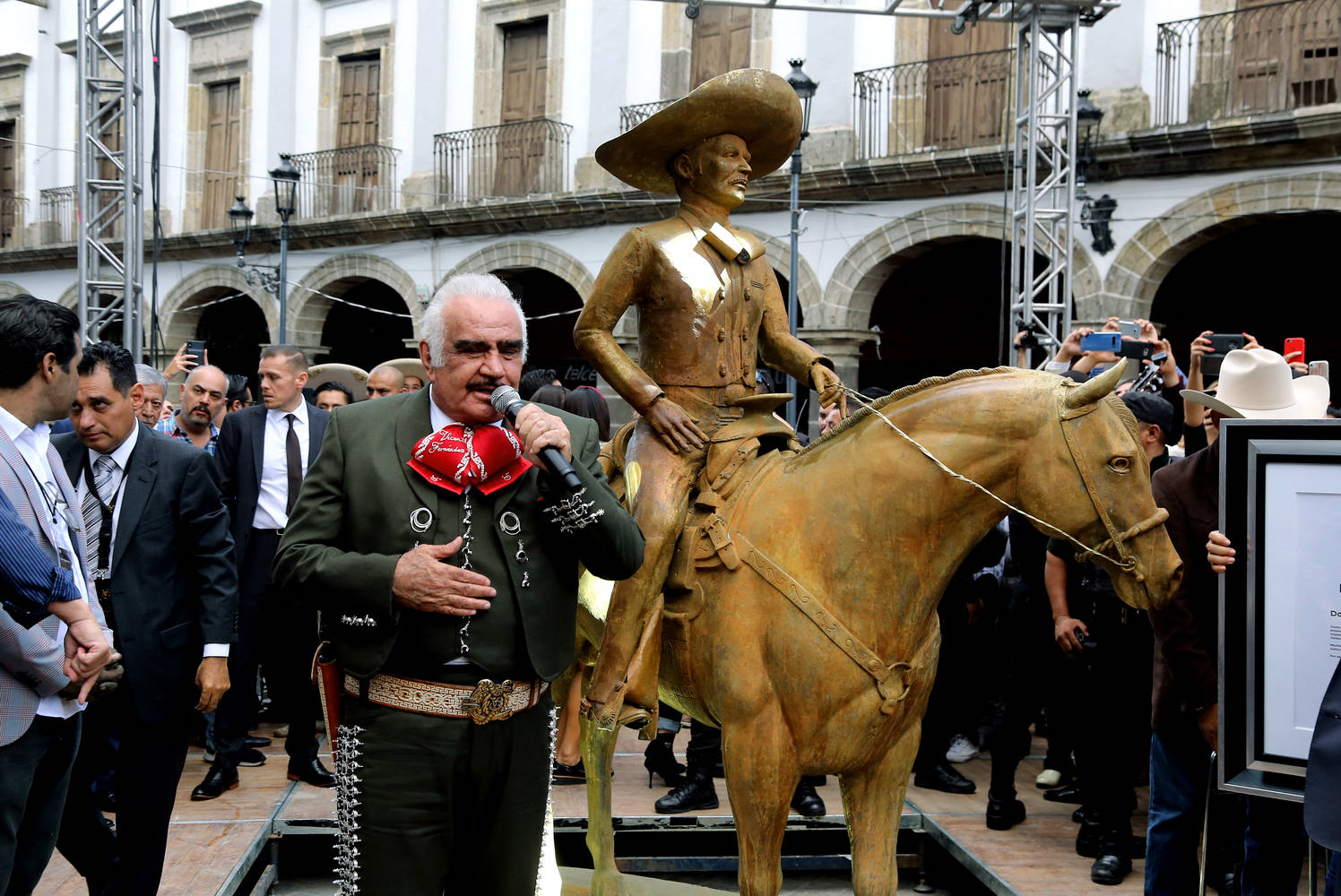 Vicente Fernández aprobó su estatua