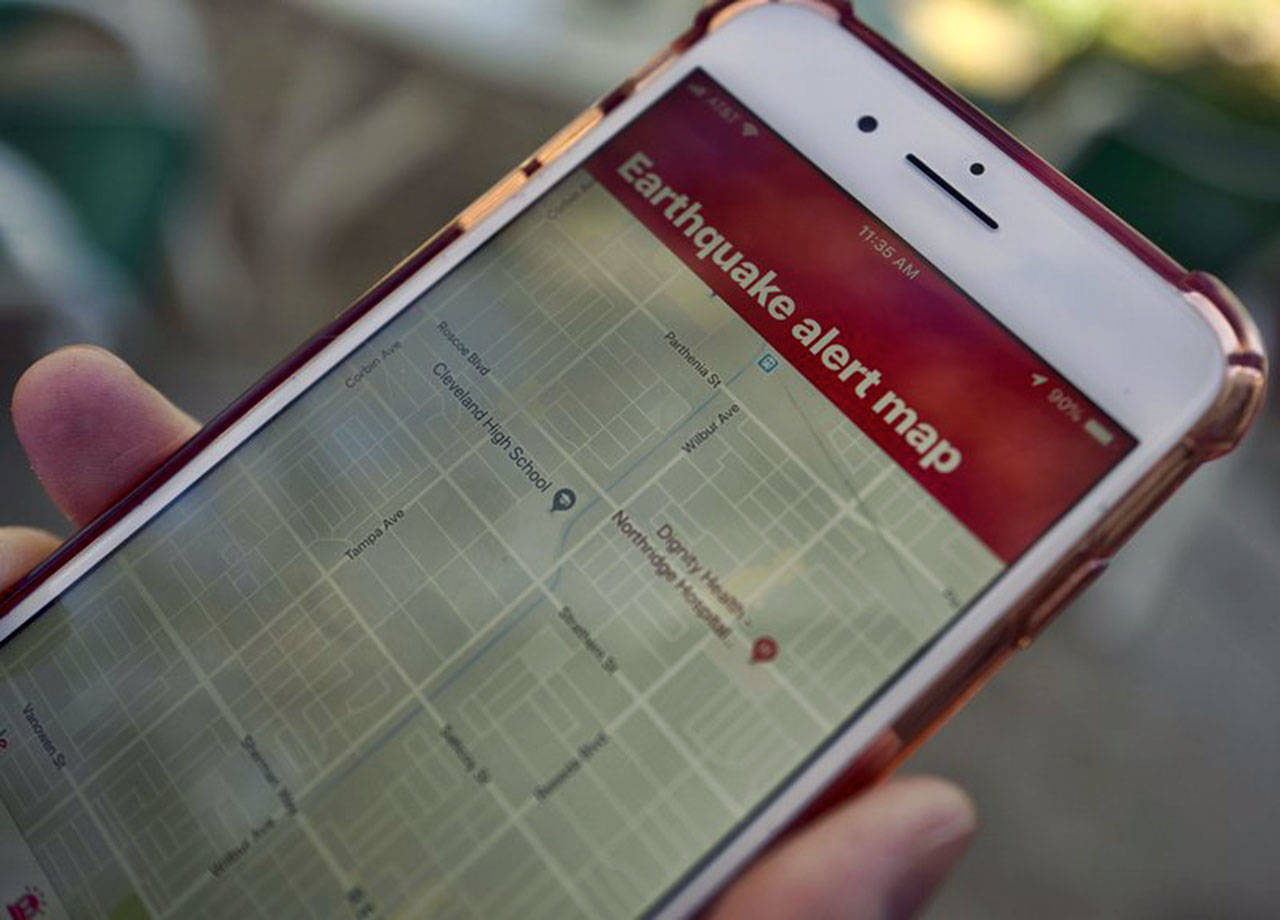 En esta imagen del 3 de enero de 2019, un usuario ve una aplicación de alerta sísimica en su teléfono celular en Los Ángeles. (AP Foto/Richard Vogel, Archivo)