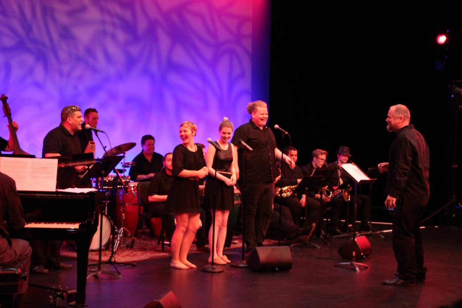 La Banda de Jazz y Salsa de EDCC realizan su concierto trimestral en el Black Box Theatre del colegio. Foto/Edmonds Community College