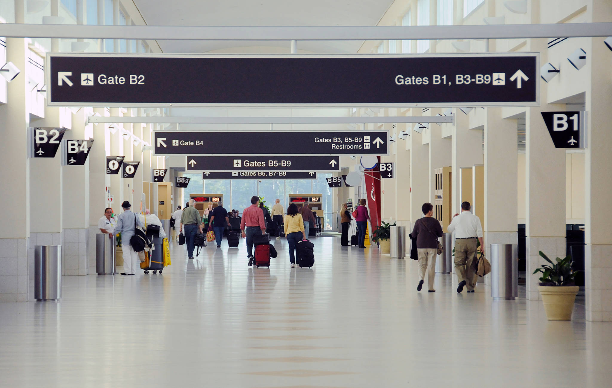 Programa permite a visitantes ir más allá del punto de seguridad en el aeropuerto
