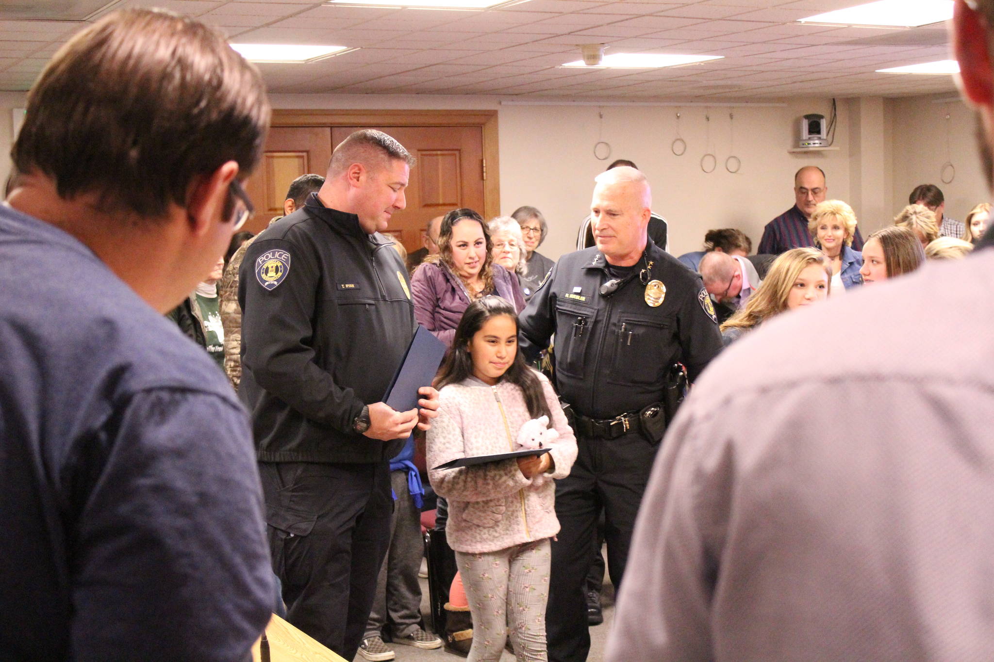 Policía local, niña bilingüe salvan la vida de un bebé