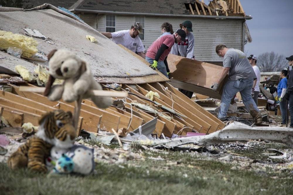 Suben a 24 los muertos por tornados en Tennessee