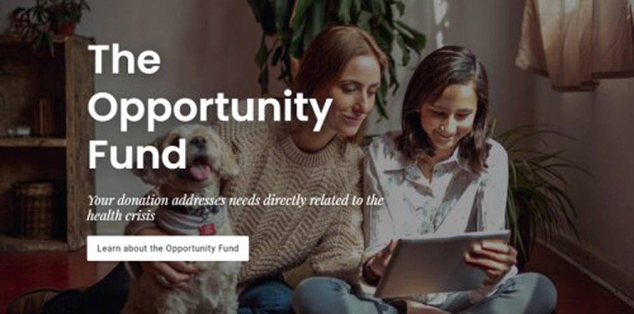 La fundación de la biblioteca ayuda a las familias a abordar las necesidades del regreso a la escuela