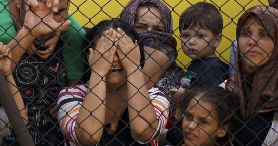 Arriba: Mujeres y niños entre los refugiados sirios en Budapest, Hungría. Via Wikimedia