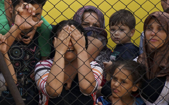 Arriba: Mujeres y niños entre los refugiados sirios en Budapest, Hungría. Via Wikimedia