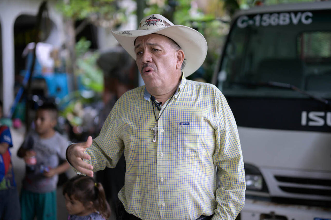 Mayoral candidate Milton Cabrera speaks to residents in the Department of San Jose del Golfo, Guatemala. Credit: Manuel Ortiz