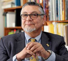 Dr. David Hayes-Bautista, director del Centro para el Estudio de la Salud y la Cultura Latinas de la Facultad de Medicina David Geffen de la UCLA.