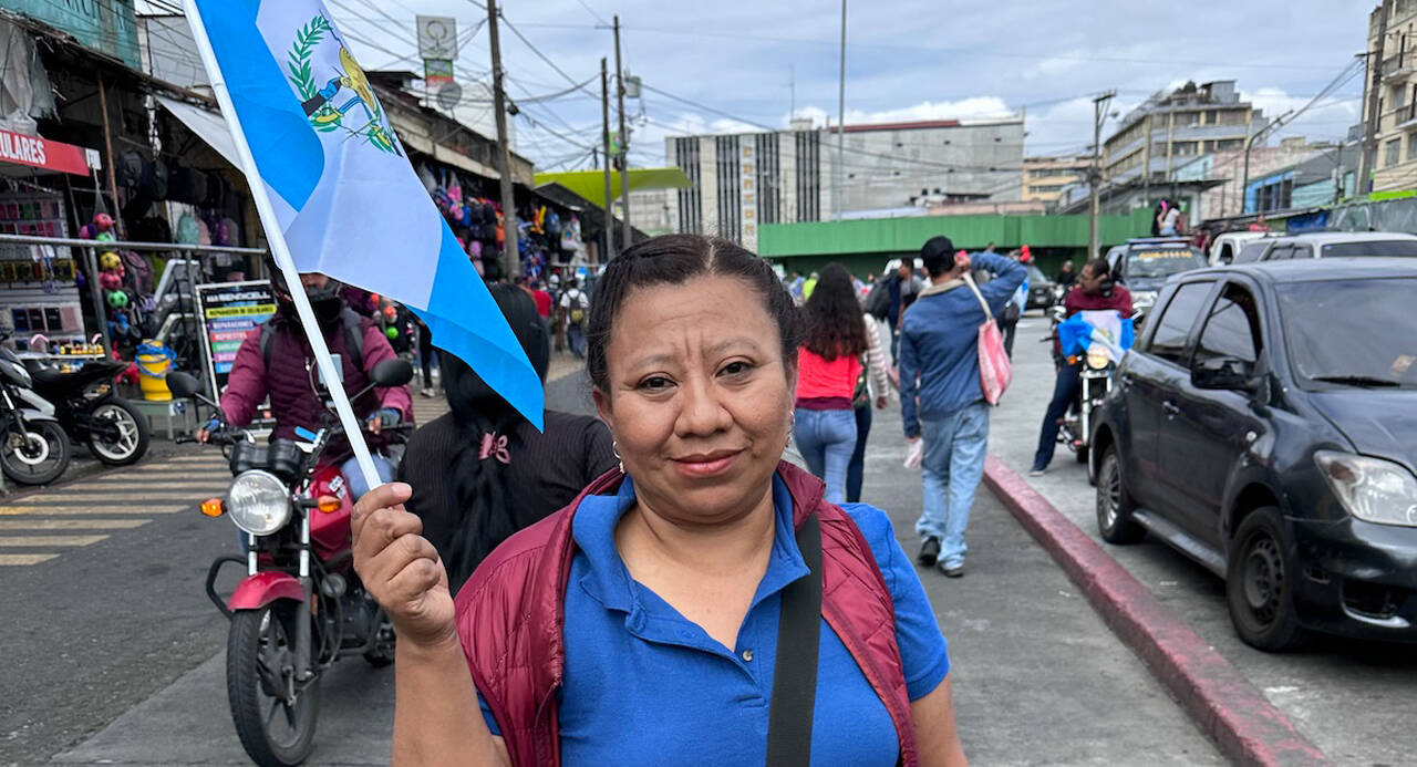 Arriba: Marta Tecun, de 52 años, es una de las decenas de miles de personas que protestan en Guatemala contra los intentos del actual gobierno de Alejandro Giammattei de desbaratar las recientes elecciones, en las que el socialdemócrata de izquierda Bernardo Arévalo obtuvo una aplastante victoria. (Crédito de la imagen: Mary Jo McConahay)